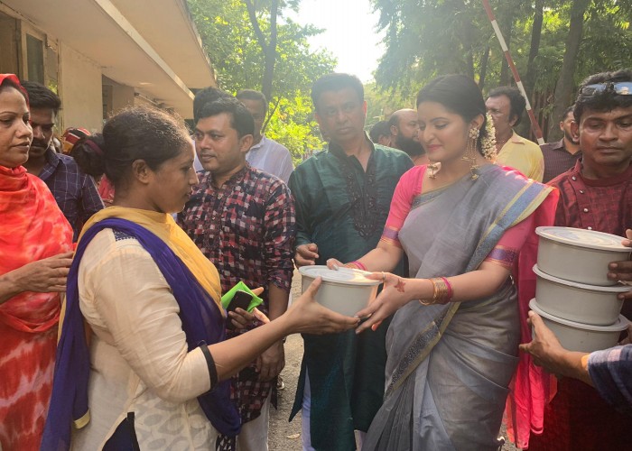 মাংস বিতরণ করেছেন পরীমনি